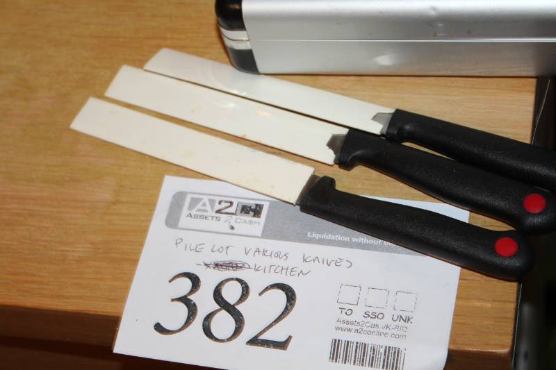 lot 382 image: Pro Chef Kitchen Knives with Knife Block, Case