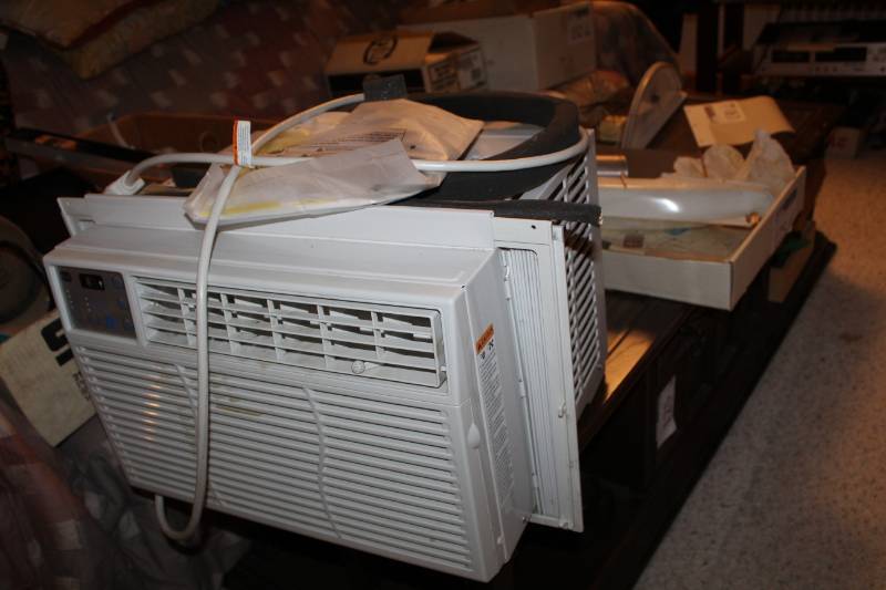lot 131 image: GE Room Air Conditioner