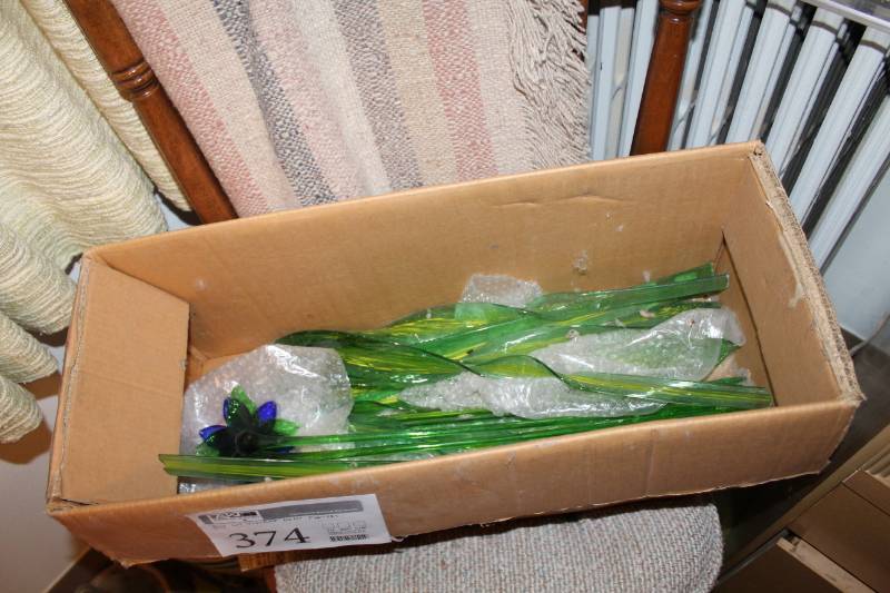 lot 374 image: Vintage Glass Flowers