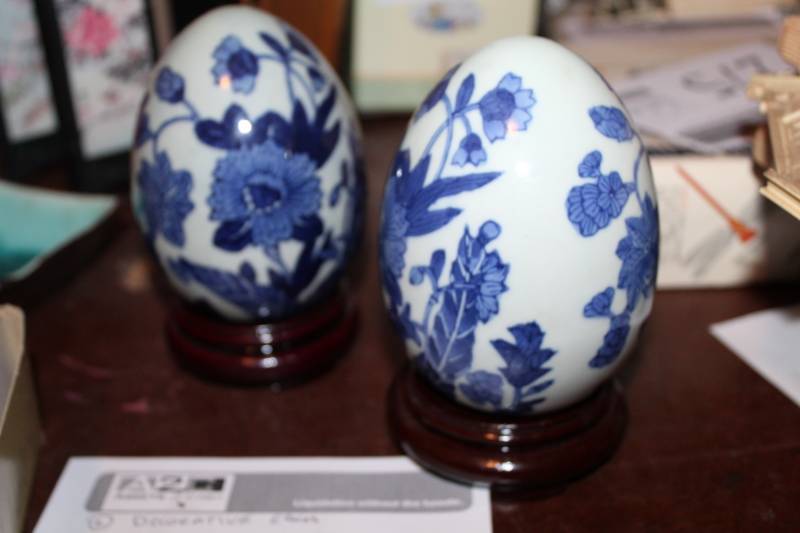 lot 293 image: Decorative Egg Table Dcor