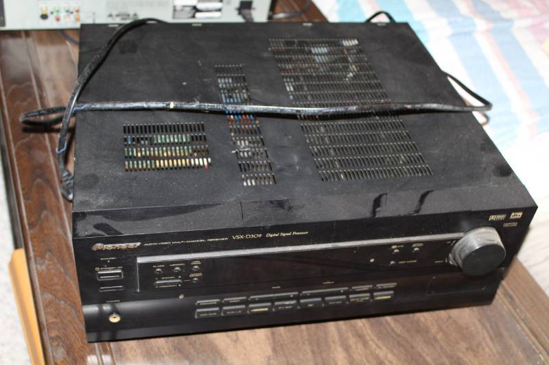 lot 104 image: 1999 Pioneer AudioVideo Multi-Channel Receiver