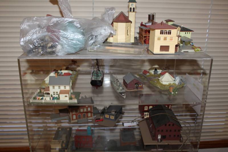 lot 162 image: N Scale Replica Buldings Table Dcor