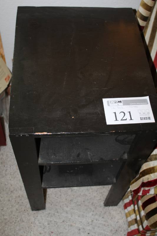 lot 121 image: Side Table