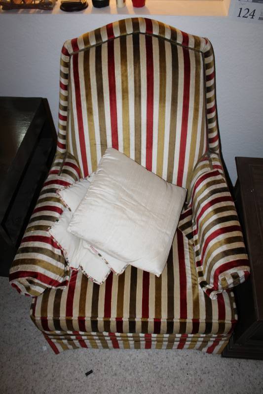 lot 124 image: Living Room Chair