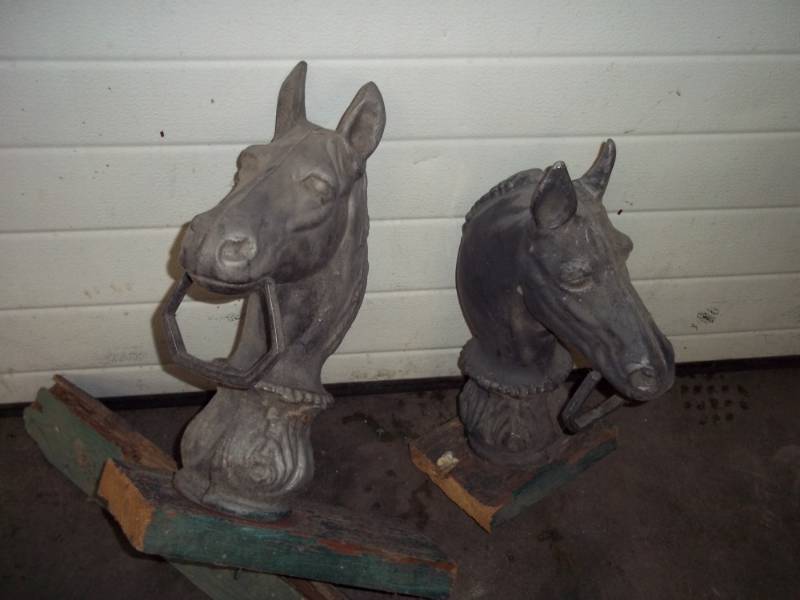 lot 4 image: Horse Head Deck Dcor