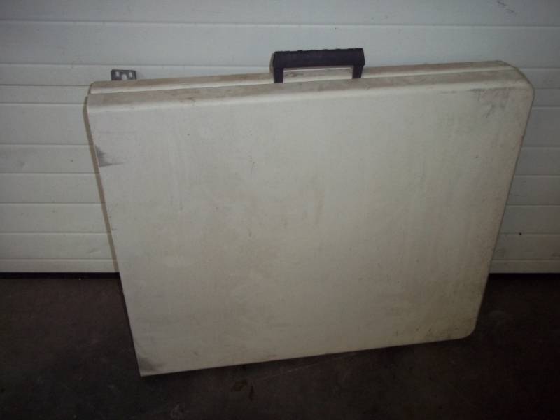 lot 5 image: 6 Folding Table, Plastic