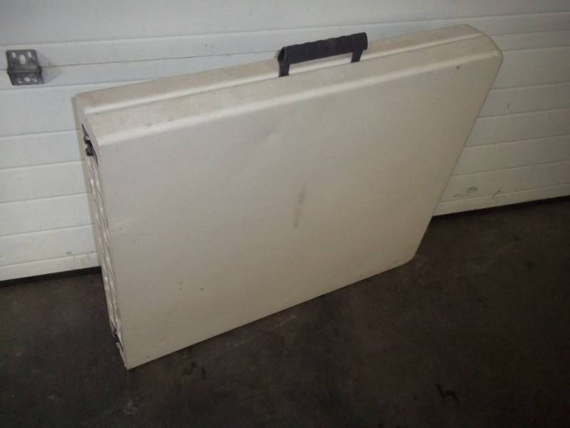 lot 6 image: 6 Folding Table, Plastic