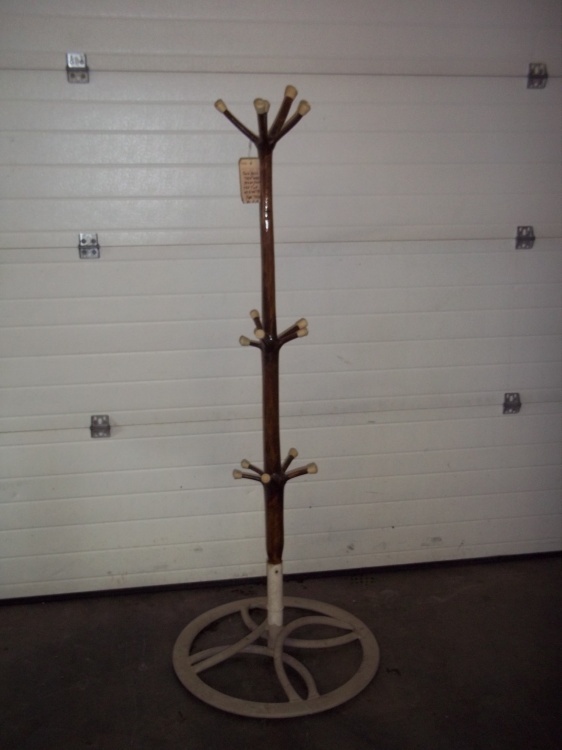 lot 11 image: White pine coat rack