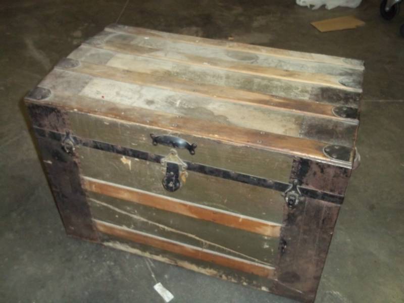 lot 17 image: Antique Trunk