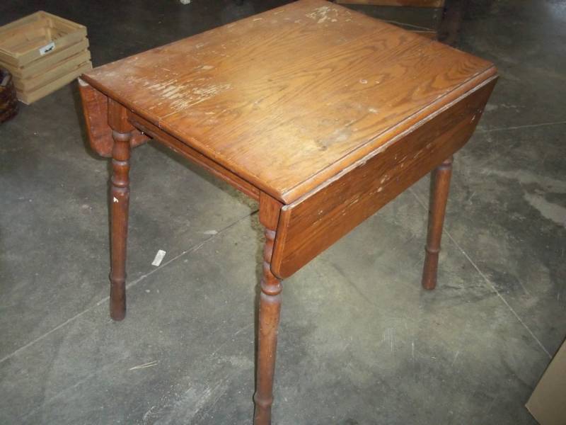 lot 18 image: Vintage Table with drop down leaves