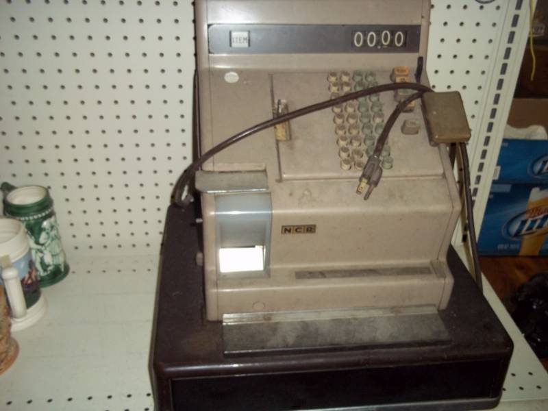 lot 38 image: Vintage Cash Register