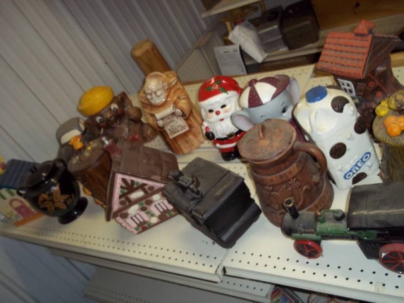 lot 42 image: Large Cookie Jar lot