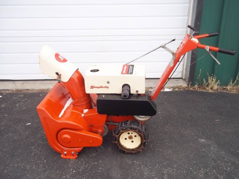 lot 76 image: 26 Simplicity Snow Thrower with 6 HP motor