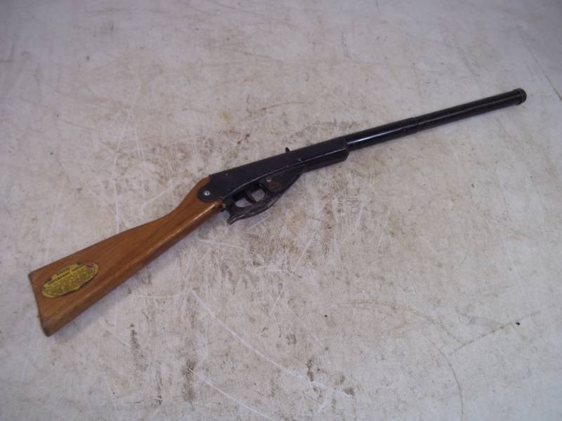 lot 81 image: Daisy BB Gun