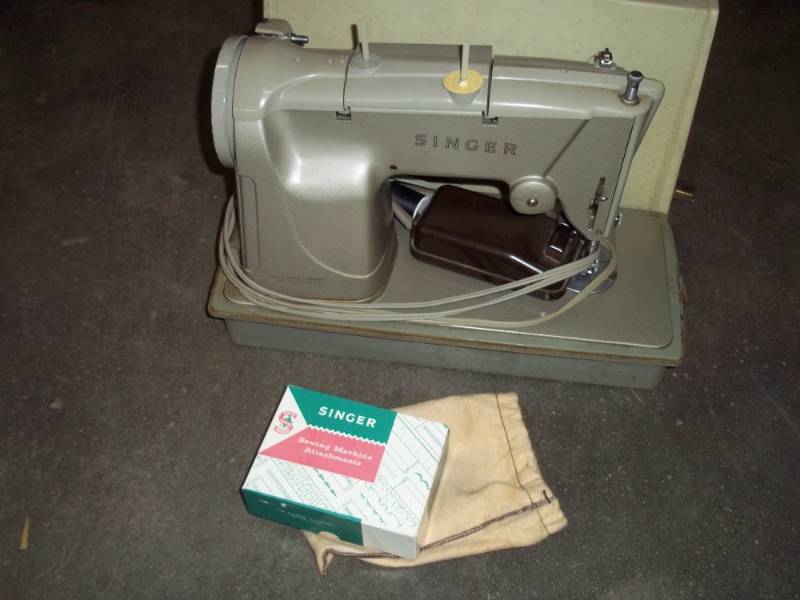 lot 92 image: Singer Sewing Machine