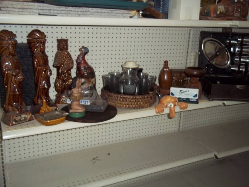 lot 119 image: Bar Items