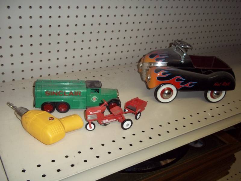 lot 121 image: Vintage Toys