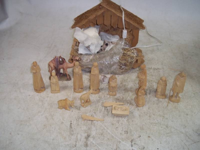 lot 125 image: Nativity Set
