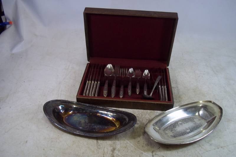 lot 126 image: Silverware and 2 serving trays