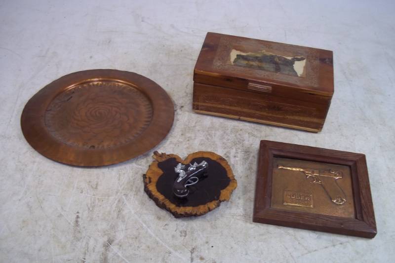 lot 129 image: Lugar Dcor with Trinket box and copper plate