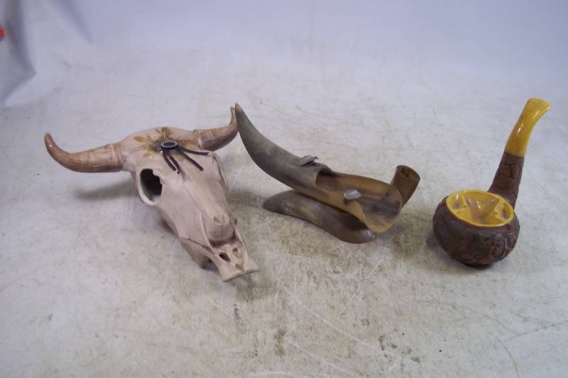 lot 130 image: Ceramic Skull, Horn Dcor and Pipe ash tray