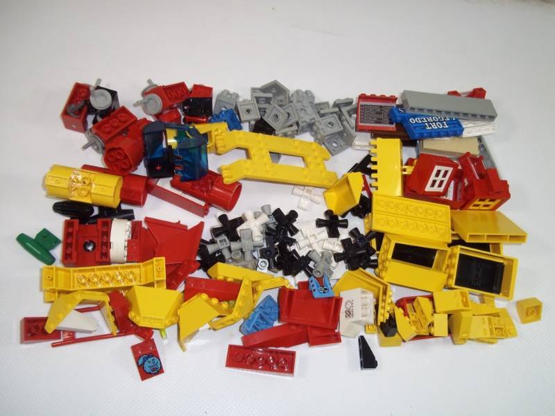 lot 138 image: Vintage Legos
