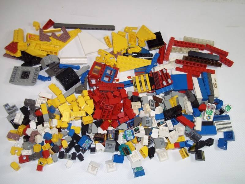 lot 139 image: Vintage Legos