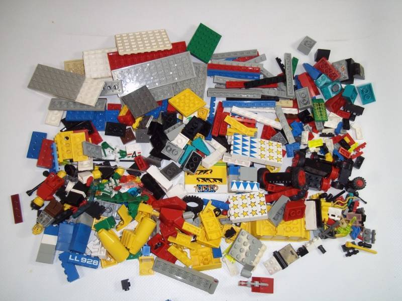 lot 140 image: Vintage Legos