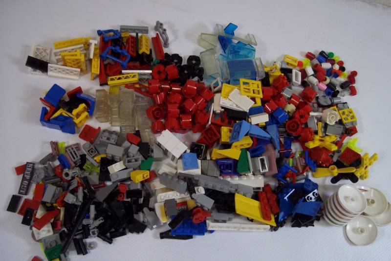 lot 141 image: Vintage Legos