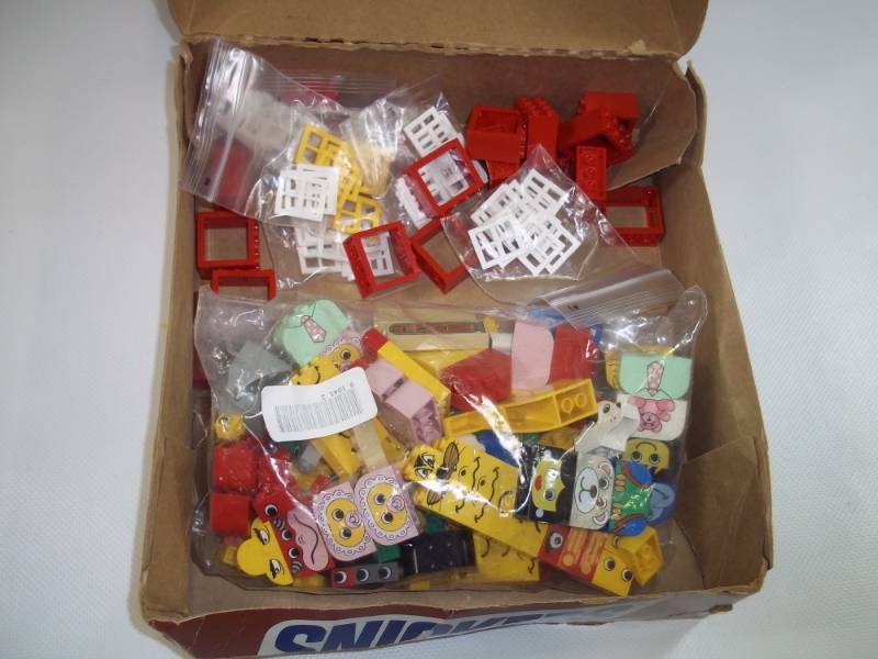 lot 150 image: Vintage Legos