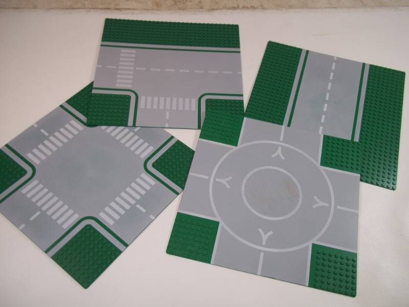 lot 152 image: 4 Lego Base Plates