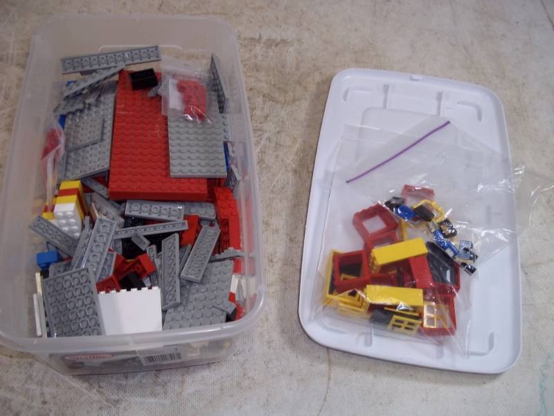 lot 158 image: Legos with storage tub