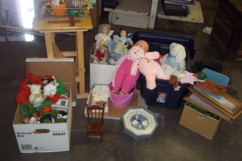 lot 162 image: Large Dcor Lot with Rubbermaid tub