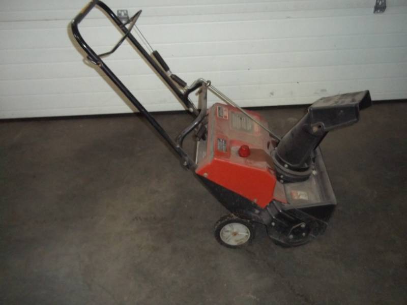 lot 180 image: Murry Snow Thrower
