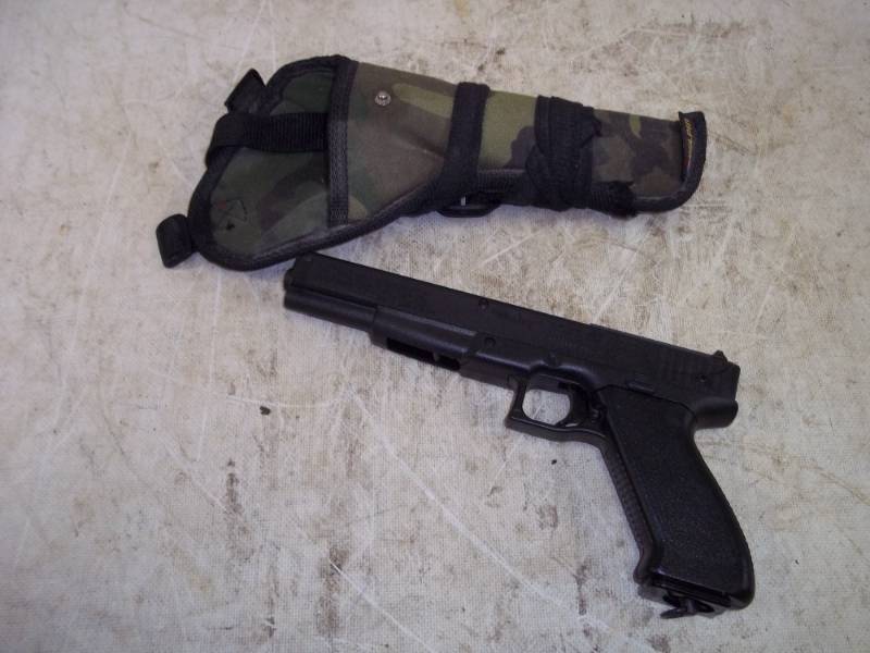 lot 184 image: Daisy Co2 Pistol with holster