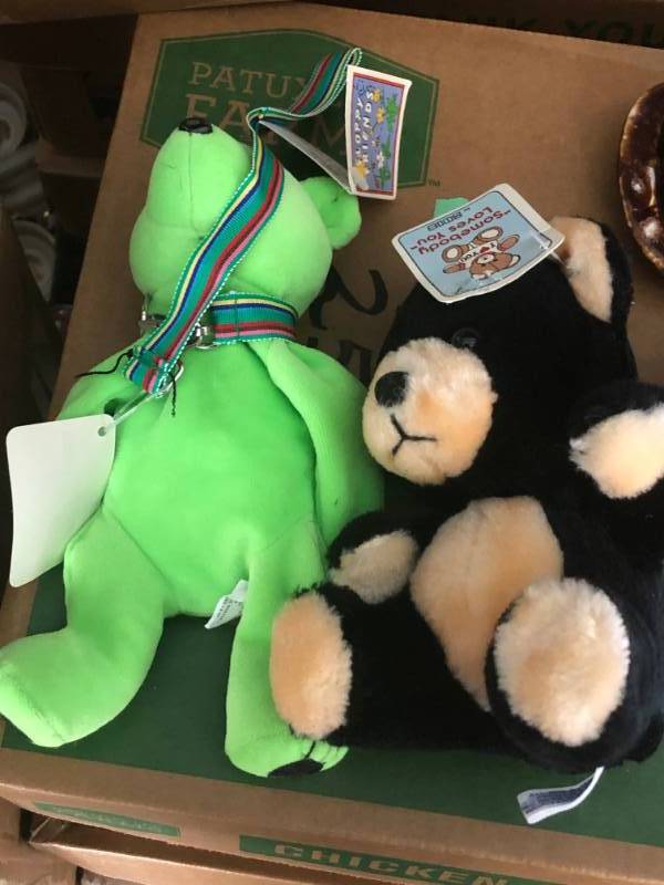 BOX LOT COLLECTIBLES - LOOK AT ALL PICTURES &amp DESCRIPTION FOR WHAT IS INSIDE THIS BOX