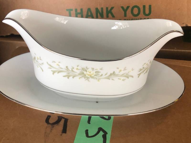 BOX LOT COLLECTIBLES - LOOK AT ALL PICTURES &amp DESCRIPTION FOR WHAT IS INSIDE THIS BOX