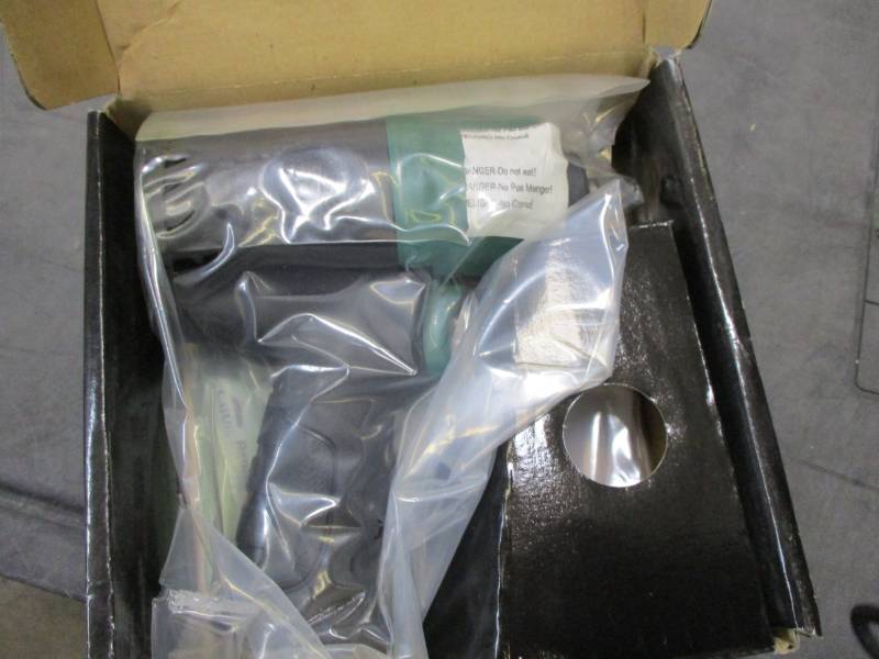 lot 76 image: 38Sq Drive 280ft-lb Ergonomic Handle Heavy Duty Impact Wrench