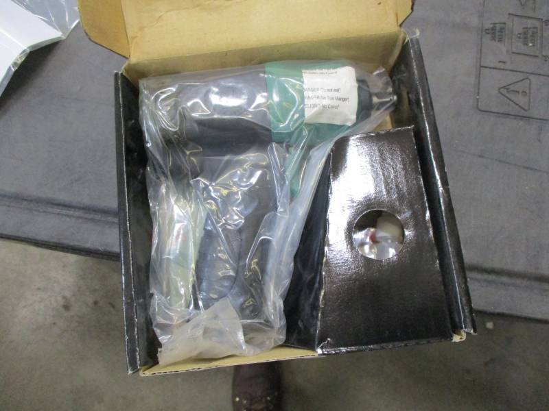 lot 78 image: 38Sq Drive 280ft-lb Ergonomic Handle Heavy Duty Impact Wrench