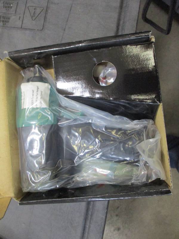 lot 79 image: 38Sq Drive 280ft-lb Ergonomic Handle Heavy Duty Impact Wrench