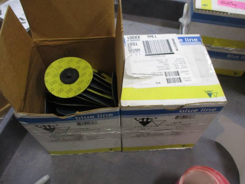 lot 25 image: 3 Maroon 100 Grit Aluminum Oxide Cloth Back Type 3 SIAFIX Locking Disc