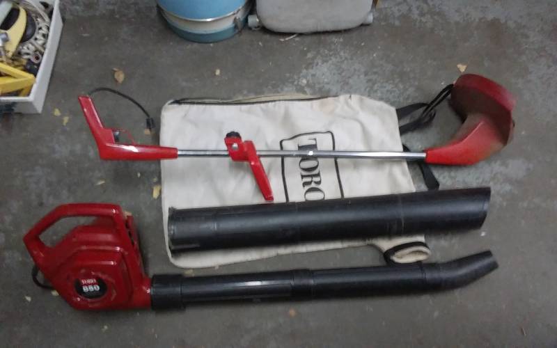 lot 2 image: Toro BlowerVac & Weed Whip (Electric 110V)
