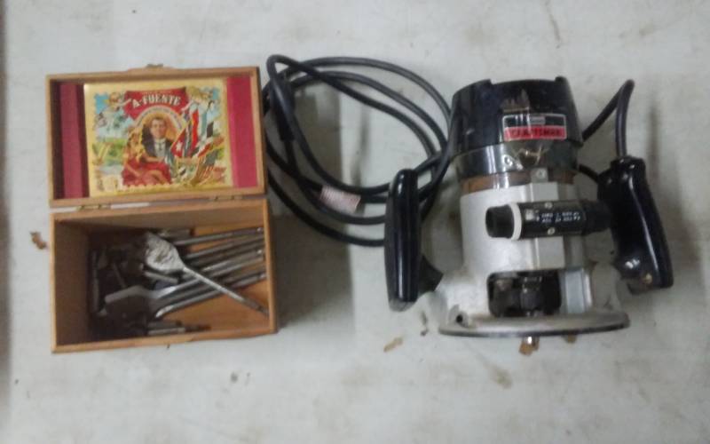 lot 20 image: Craftsman Router (Model 315.17488) & Assorted Bits