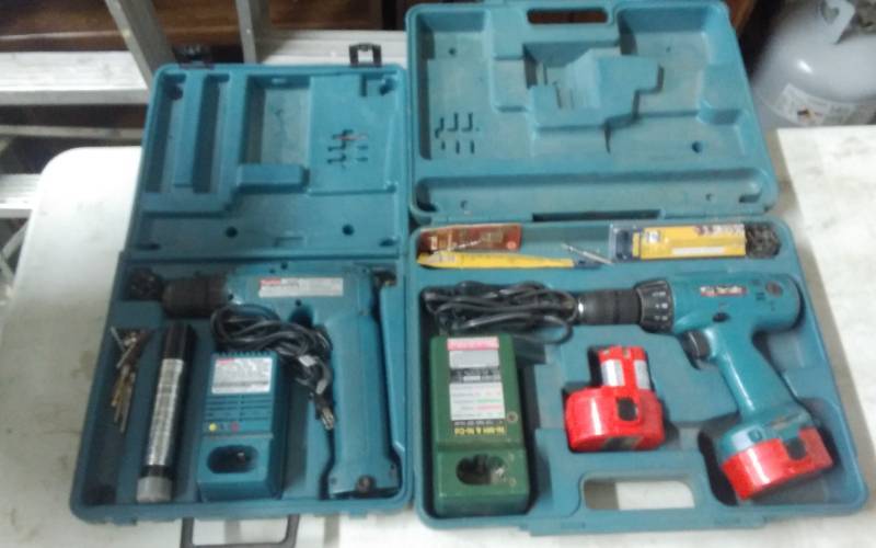 lot 21 image: 2-Makita Electric Cordless Drills (14.4 & 9.6 Volts) Both Have Chargers, Extra Batteries & Cases