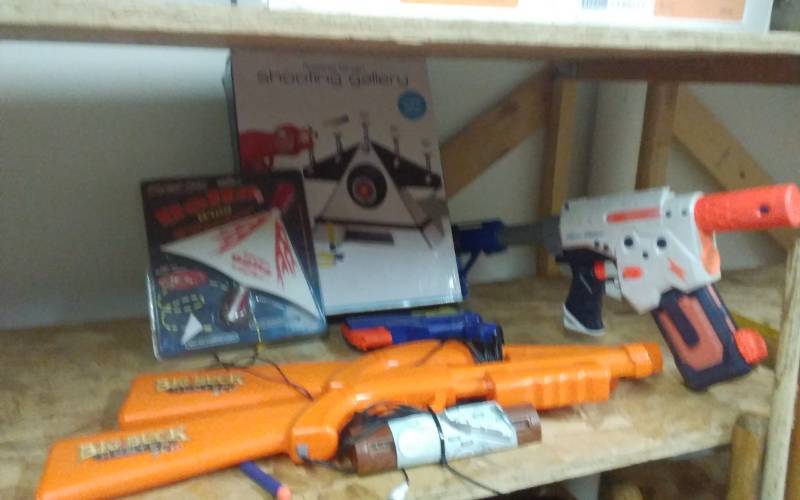 lot 28 image: Big Buck Hunter Shooting Game, Shooting Target, Glider, Super Soaker