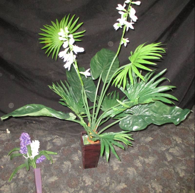 lot 5 image: Flowers