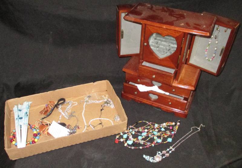 lot 10 image: Jewelry and jewelry box