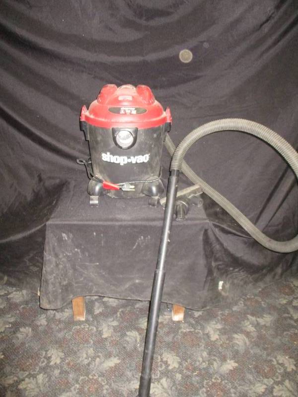 lot 21 image: Nice Shop Vac with attachments