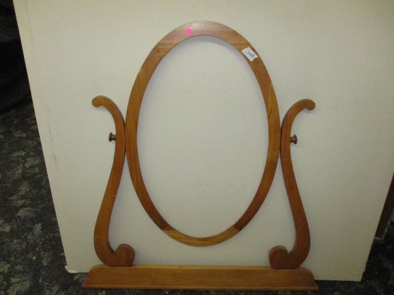 lot 22 image: Antique Mirror frame in good condition
