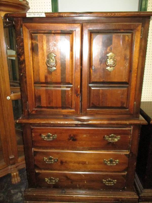 lot 28 image: Dresser